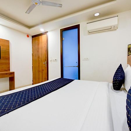 Hotel Grand Qubic Near Delhi Airport Нью-Делі Екстер'єр фото