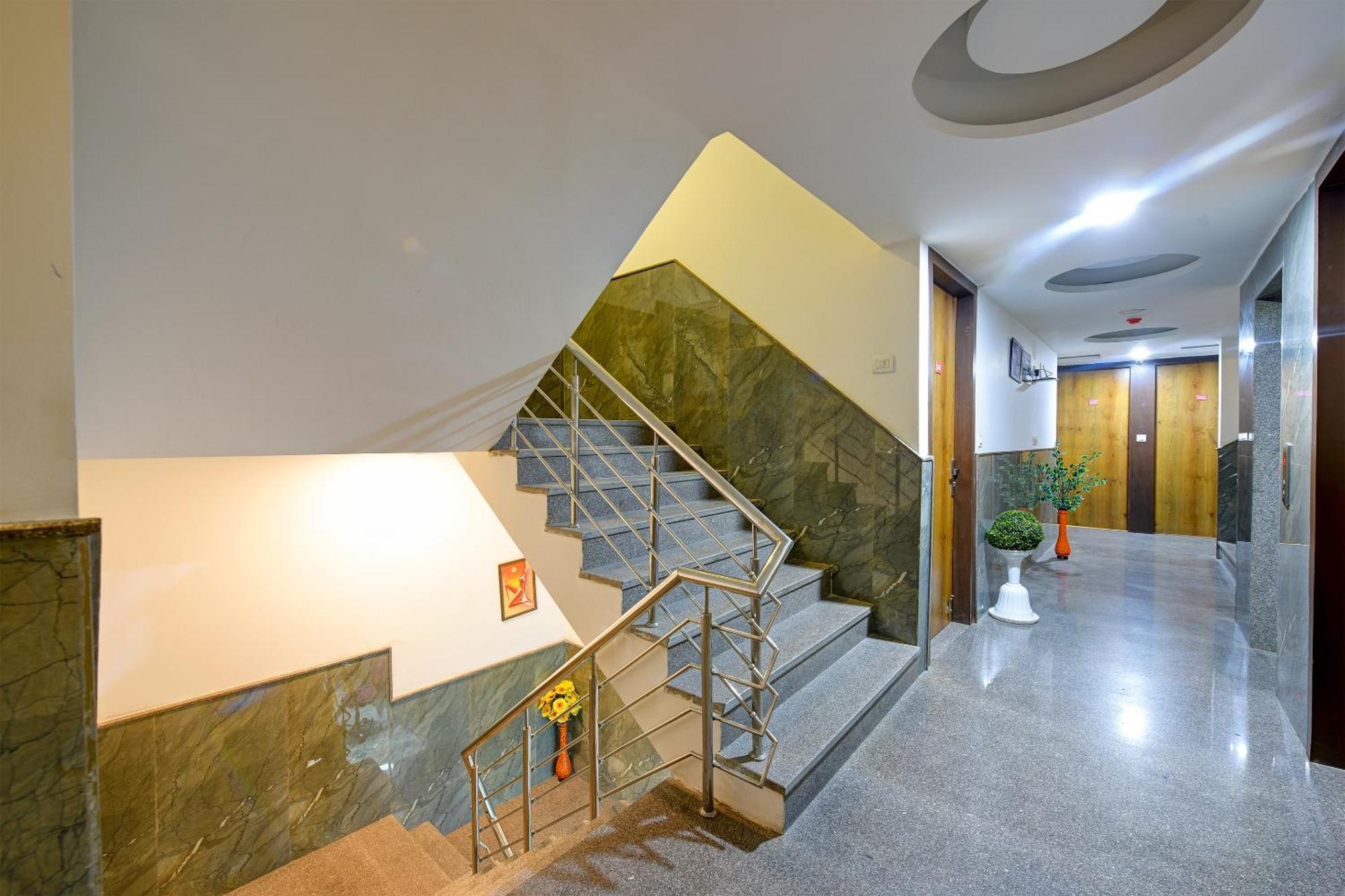 Hotel Grand Qubic Near Delhi Airport Нью-Делі Екстер'єр фото
