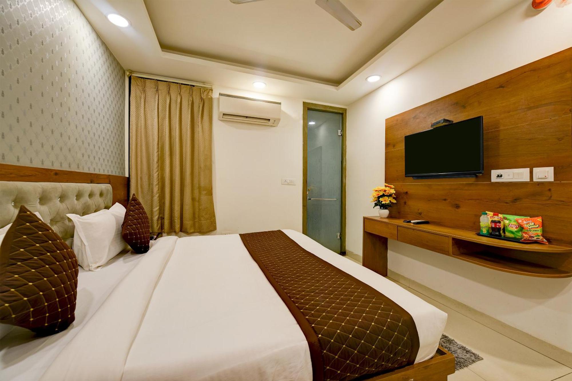 Hotel Grand Qubic Near Delhi Airport Нью-Делі Екстер'єр фото