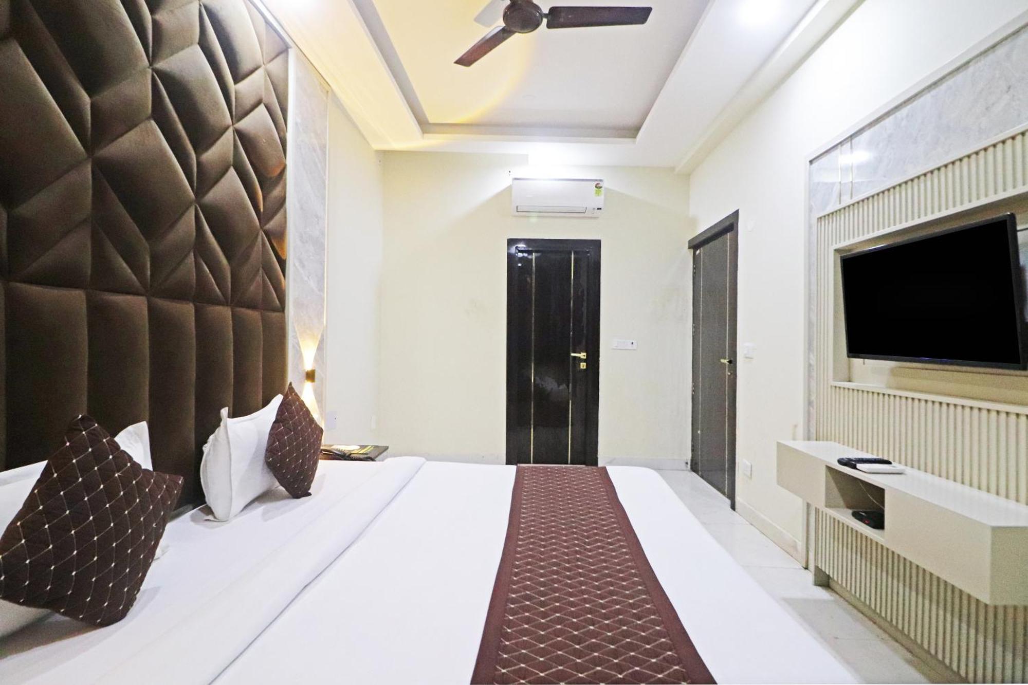 Hotel Grand Qubic Near Delhi Airport Нью-Делі Екстер'єр фото