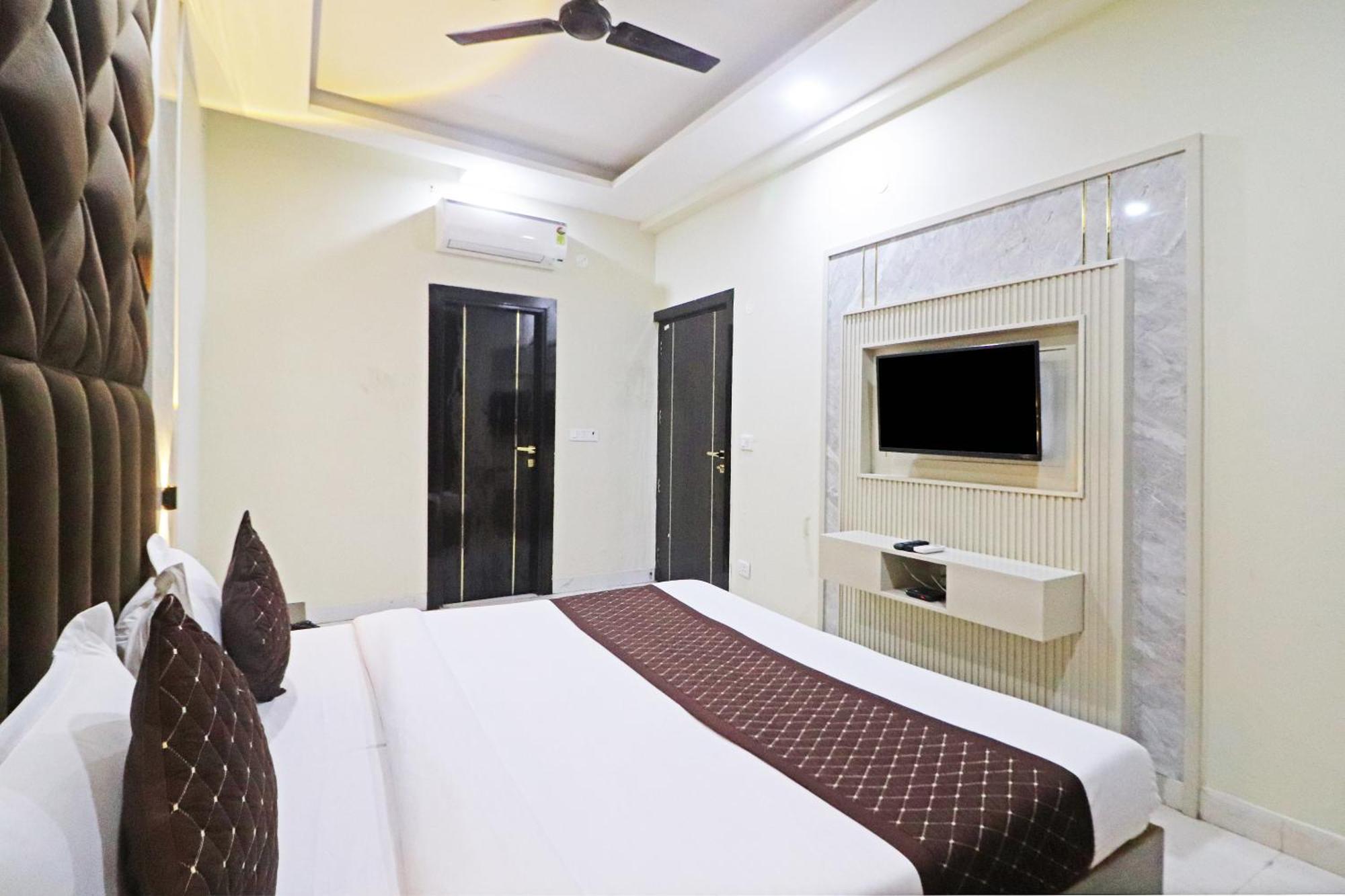 Hotel Grand Qubic Near Delhi Airport Нью-Делі Екстер'єр фото
