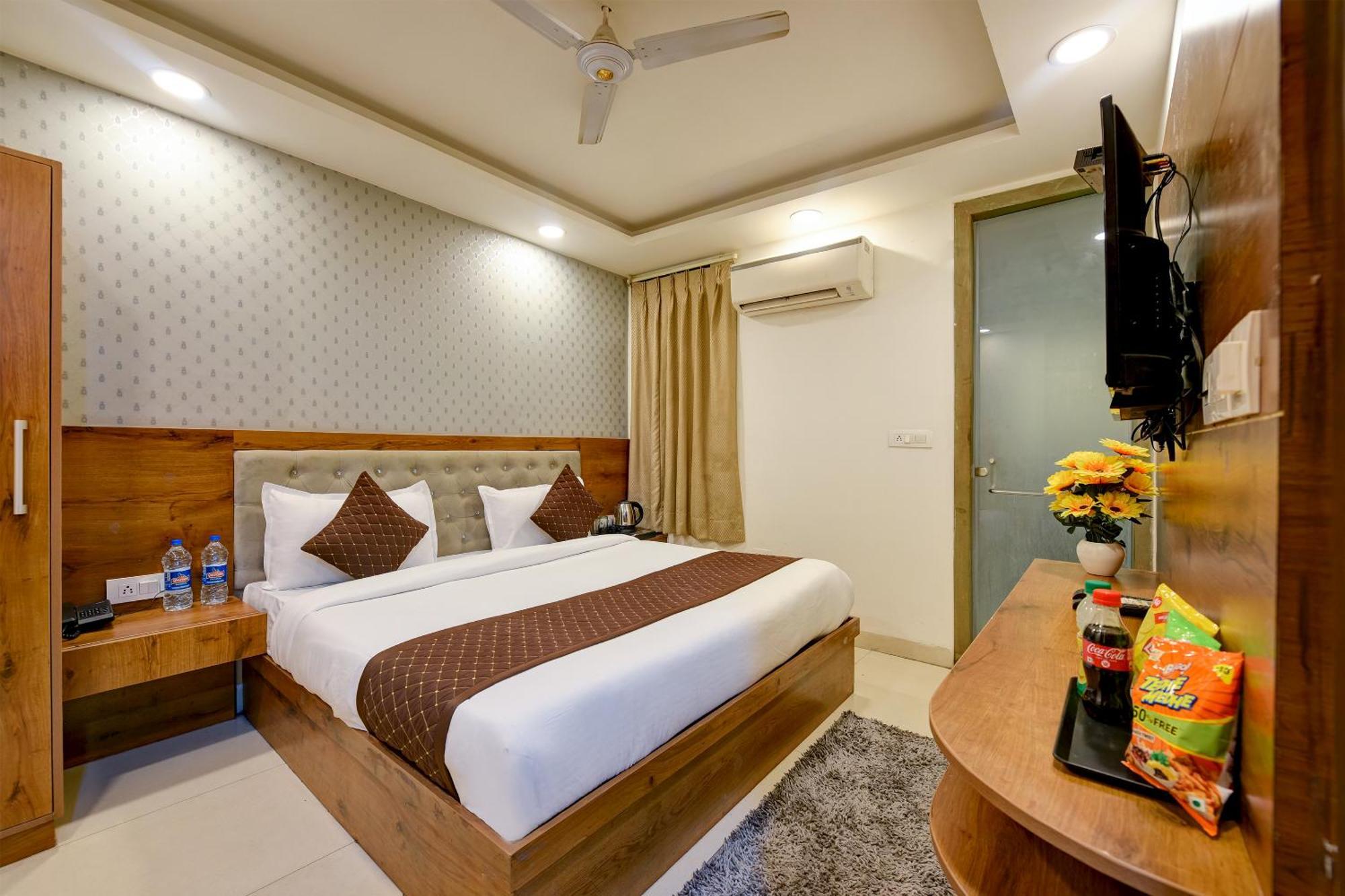 Hotel Grand Qubic Near Delhi Airport Нью-Делі Екстер'єр фото